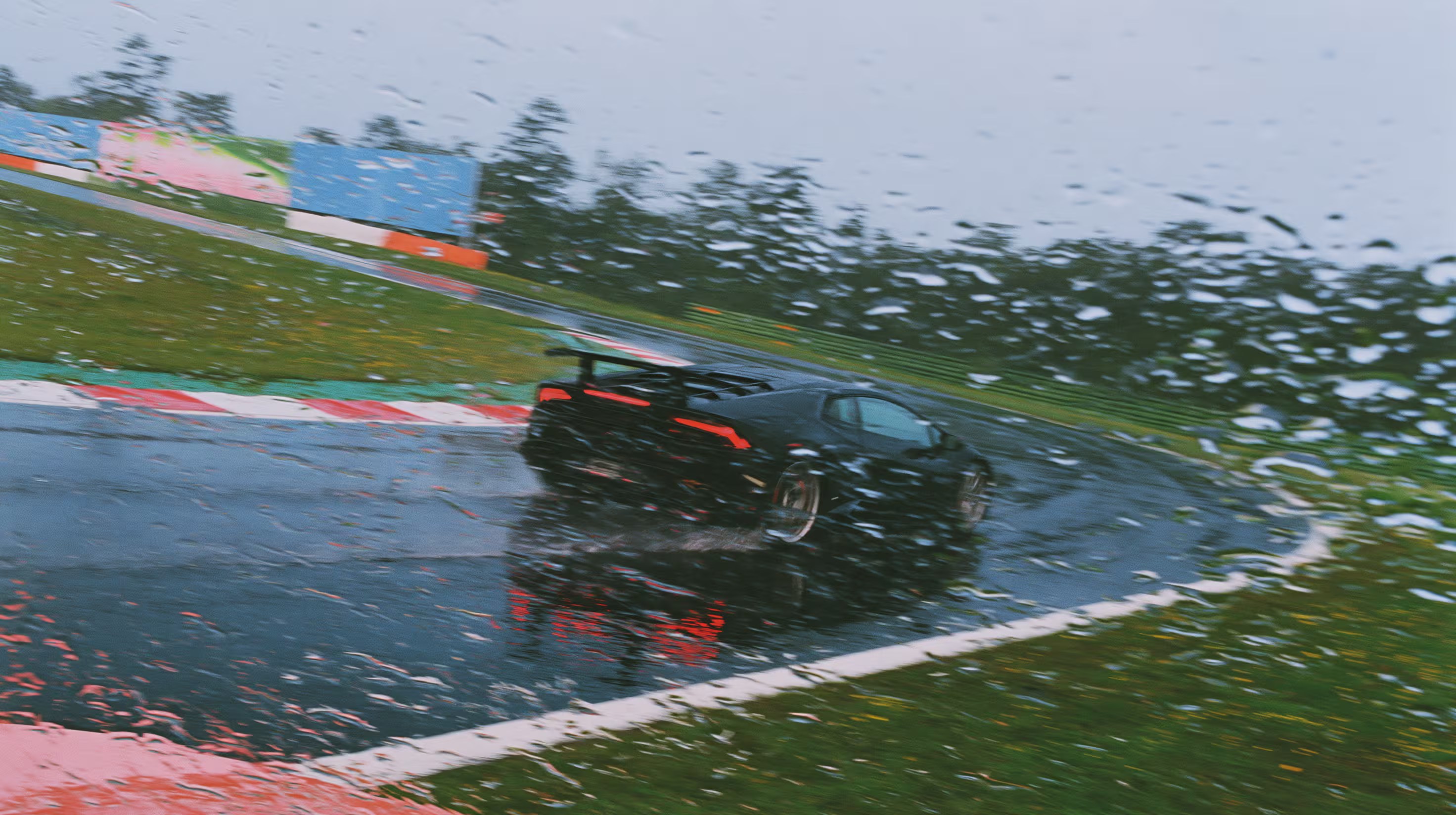 Voiture de sport dans le brouillard, symbole de la performance et de la vitesse technique du site