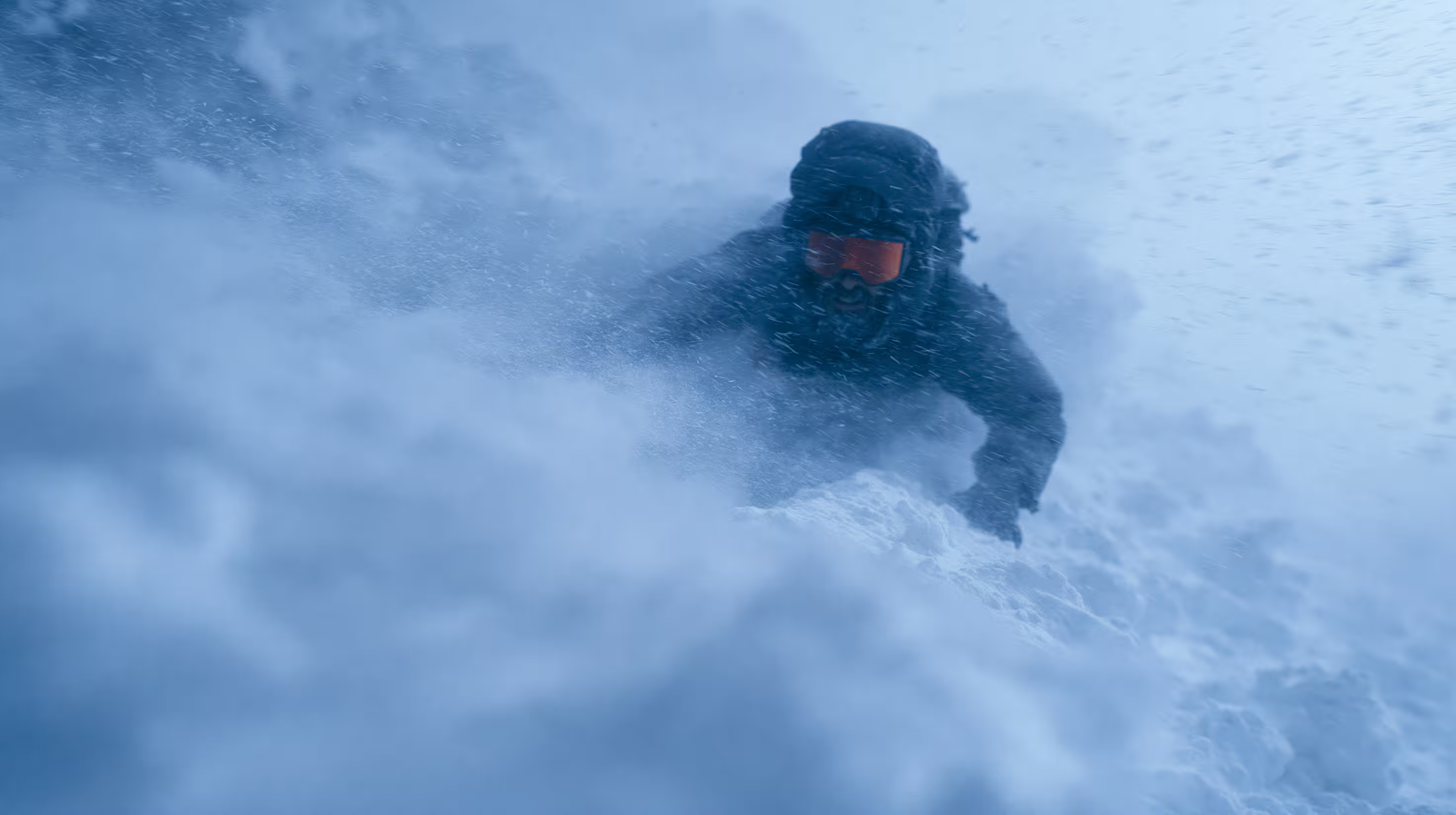 Grimpeur dans une tempête de neige, symbole de la philosophie Norllay basée sur l'effort et le dépassement